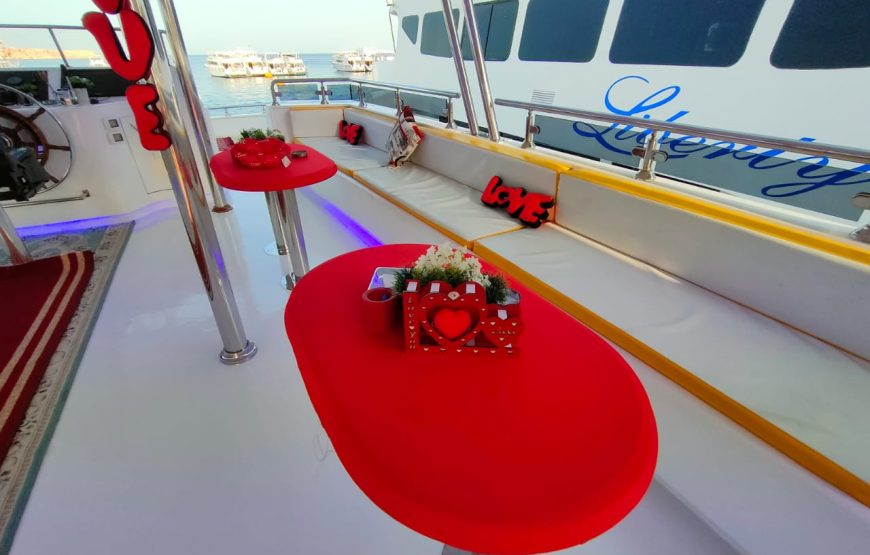 Serata Romantica con Cena sulla Barca a Sharm el Sheikh