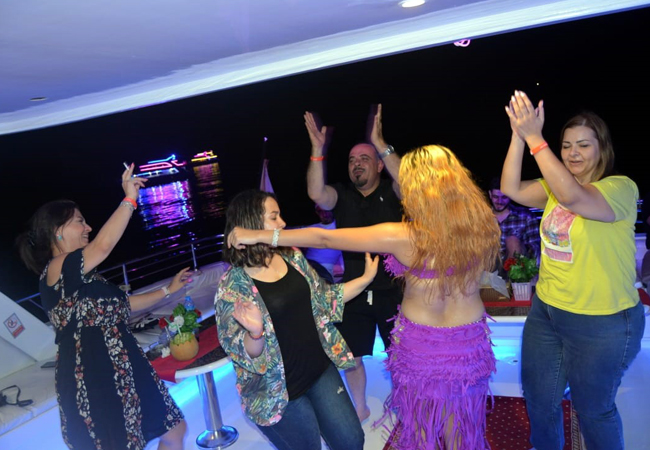 Serata Romantica con Cena sulla Barca a Sharm el Sheikh