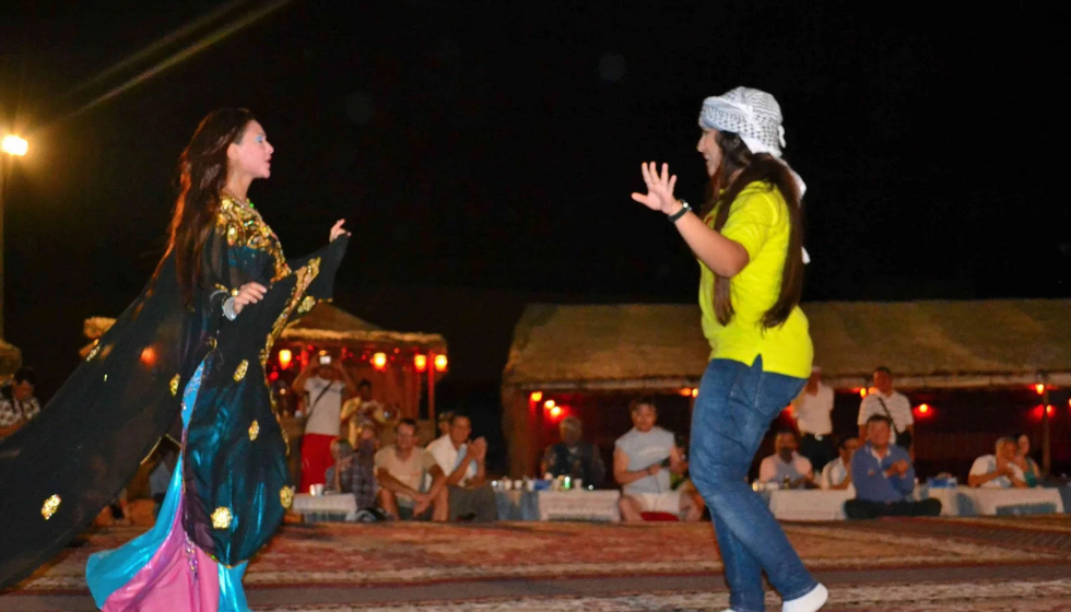 Bedevi yemeği Şarm El Şeyh'te barbekü ve canlı oryantal dans gösterisiyle
