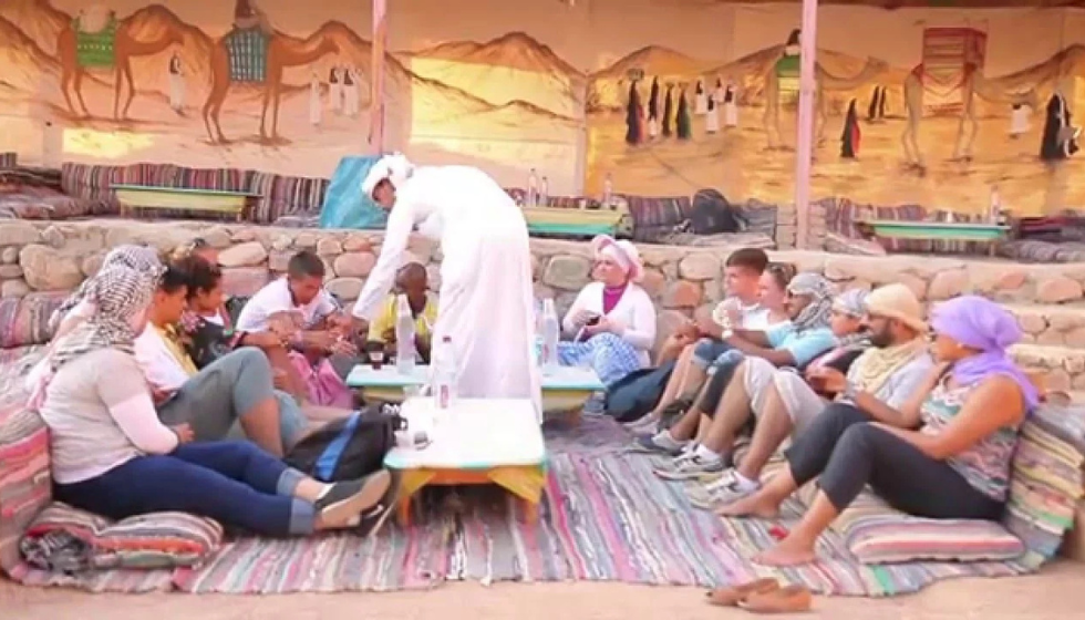 Bedevi yemeği Şarm El Şeyh'te barbekü ve canlı oryantal dans gösterisiyle