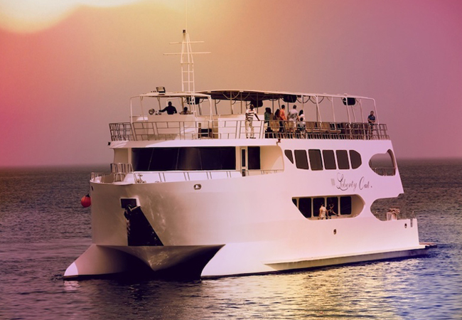 cena con lo spettacolo su yacht catamarano