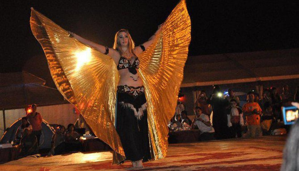 Bedevi yemeği Şarm El Şeyh'te barbekü ve canlı oryantal dans gösterisiyle